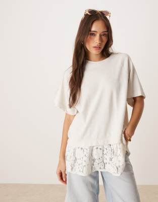 ASOS DESIGN - Oversize-T-Shirt in Creme mit Raglanärmeln und Spitzen-Saum-Weiß