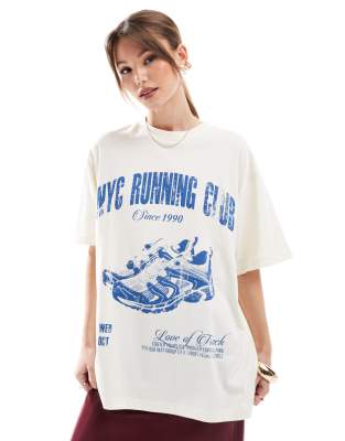 ASOS DESIGN - Oversize-T-Shirt in Creme mit Struktur und „Running Club"-Grafik-Weiß