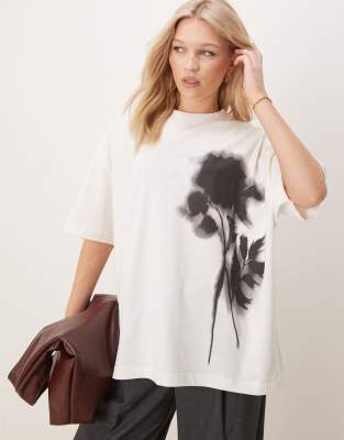 ASOS DESIGN - Oversize-T-Shirt in Creme mit verschwommenem Blumen-Print-Weiß