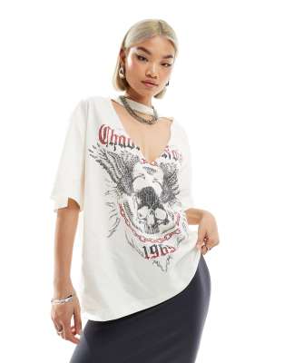 ASOS DESIGN - Oversize-T-Shirt in Cremeweiß mit „Chaotic Noise Rock"-Grafikprint und Zierausschnitt am Hals