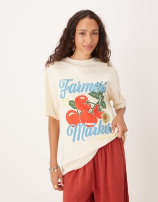 ASOS DESIGN - Oversize-T-Shirt in Cremeweiß mit „Farmer"- und Tomaten-Print-Rosa