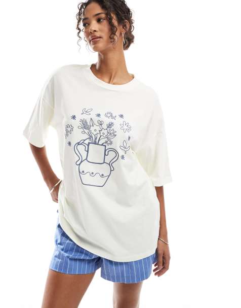 ASOS DESIGN – Oversize-T-Shirt in Cremeweiß mit gesticktem Vasenmotiv - view 1