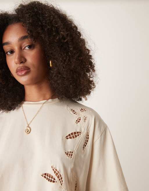 ASOS DESIGN – Oversize-T-Shirt in Cremeweiß mit Häkel-Detail, 2 von 4
