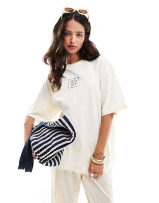 ASOS DESIGN - Oversize-T-Shirt in Cremeweiß mit „La Mer"-Muschel-Grafikprint