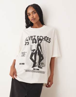 ASOS DESIGN - Oversize-T-Shirt in Cremeweiß mit Vintage-Band-Grafikprint