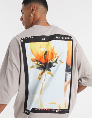 ASOS DESIGN – Oversize-T-Shirt in Dunkelbeige mit rückseitigem Blumenprint-Braun