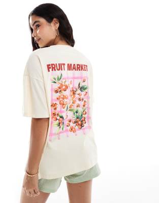 ASOS DESIGN - Oversize-T-Shirt in Ecru mit Beeren-Grafik-Weiß