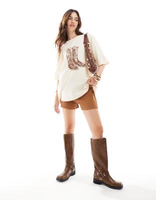 ASOS DESIGN - Oversize-T-Shirt in Ecru mit braunem Cowboystiefel-Print-Weiß