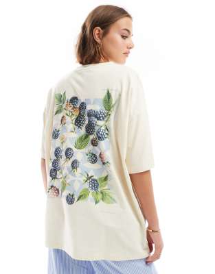 ASOS DESIGN - Oversize-T-Shirt in Ecru mit Brombeer-Grafik-Weiß