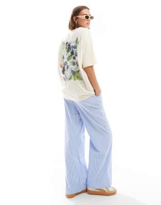 ASOS DESIGN – Oversize-T-Shirt in Ecru mit Brombeer-Grafik