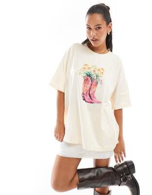 ASOS DESIGN - Oversize-T-Shirt in Ecru mit Cowboystiefel- und Blumen-Grafik-Weiß