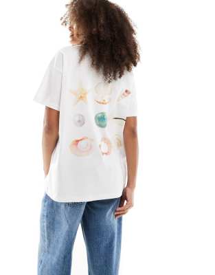 ASOS DESIGN - Oversize-T-Shirt in Elfenbein mit Muscheln-Grafikprint-Weiß