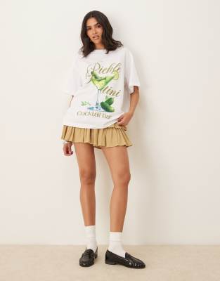ASOS DESIGN – Oversize-T-Shirt in Elfenbeinweiß mit „Pickle“-Print - view 1
