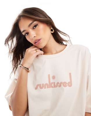 ASOS DESIGN - Oversize-T-Shirt in Gelb mit farblich abgestimmtem „Sunkissed"-Grafikprint