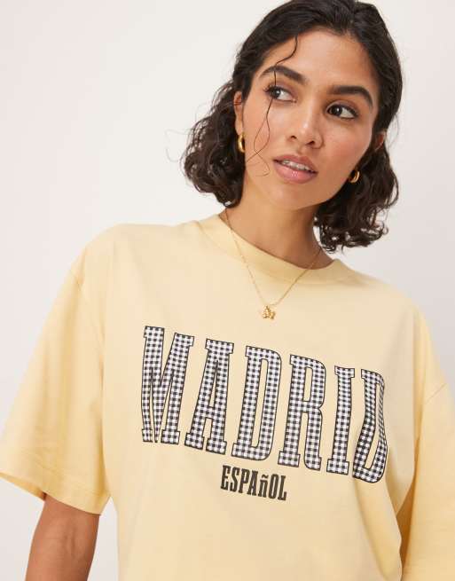 ASOS DESIGN – Oversize-T-Shirt in Gelb mit „Madrid“-Print mit schwarzem Vichy-Karo, 2 von 4