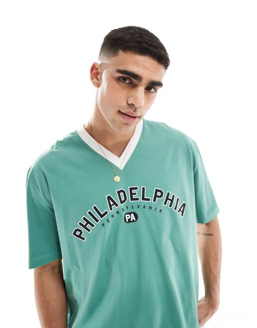 FhyzicsShops DESIGN – Oversize-T-shirt Puma in Grün mit V-Ausschnitt und „Philadelphia“-Print