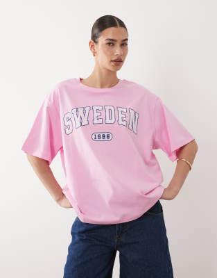 ASOS DESIGN - Oversize-T-Shirt in Hellrosa mit „Sweden"-Collegegrafik