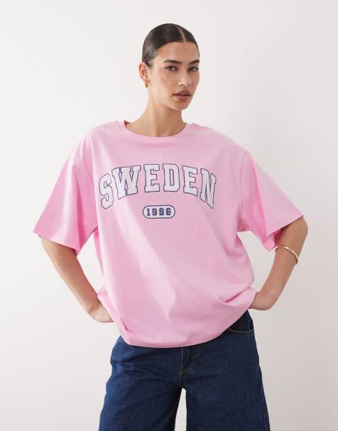 ASOS DESIGN – Oversize-T-Shirt in Hellrosa mit „Sweden“-Collegegrafik - view 1