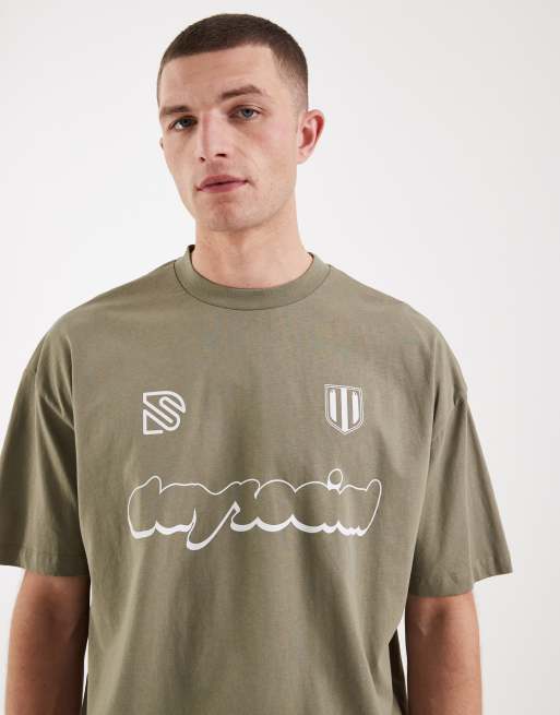 ASOS DESIGN – Oversize-T-Shirt in Khaki mit Fußball-Grafik , 3 von 5