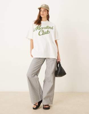 ASOS DESIGN - Oversize-T-Shirt in Kokosmilchweiß mit „Martini Club"-Print