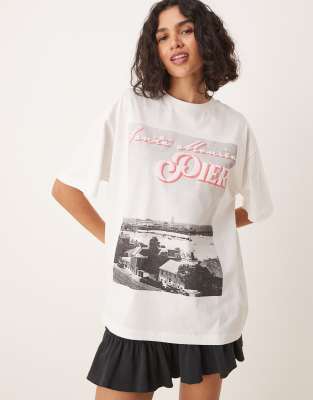 ASOS DESIGN - Oversize-T-Shirt in Kokosmilchweiß mit „Pier"-Landschaftsprint