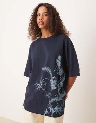 ASOS DESIGN - Oversize-T-Shirt in Marineblau mit farblich abgestimmtem Blumenmotiv