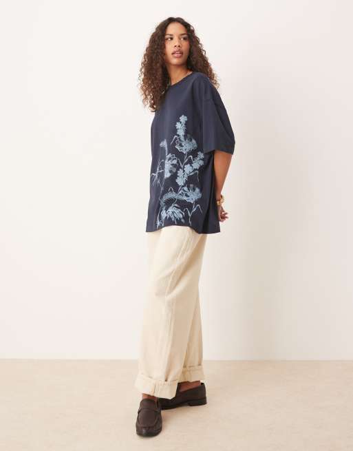ASOS DESIGN – Oversize-T-Shirt in Marineblau mit farblich abgestimmtem Blumenmotiv, 2 von 4