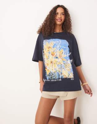 ASOS DESIGN - Oversize-T-Shirt in Marineblau mit gelbem Blumen-Grafikprint