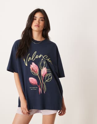 ASOS DESIGN - Oversize-T-Shirt in Marineblau mit „Valencia"-Blumen-Grafikprint