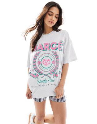 ASOS DESIGN - Oversize-T-Shirt in meliertem Eisgrau mit „Marcé Yacht Club"-Grafikprint