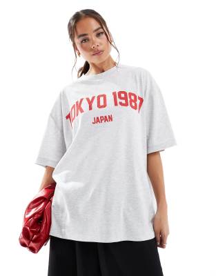 ASOS DESIGN - Oversize-T-Shirt in meliertem Eisgrau mit „Tokyo"-Schaumdruck