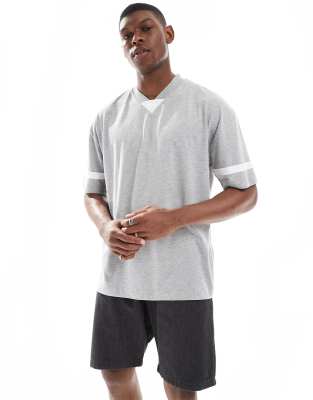 ASOS DESIGN – Oversize-T-Shirt in meliertem Grau mit V-Ausschnitt und Kontrast-Einsatz - view 1