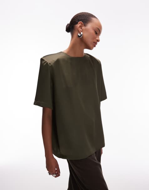 ASOS DESIGN – Oversize-T-Shirt in Olivgrün aus Satin mit Schulterpolstern - view 1