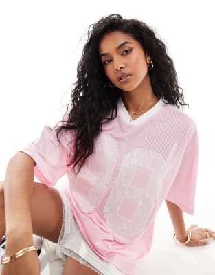 ASOS DESIGN - Oversize-T-Shirt in Rosa mit V-Ausschnitt und Zahlen aus Spitzenstoff