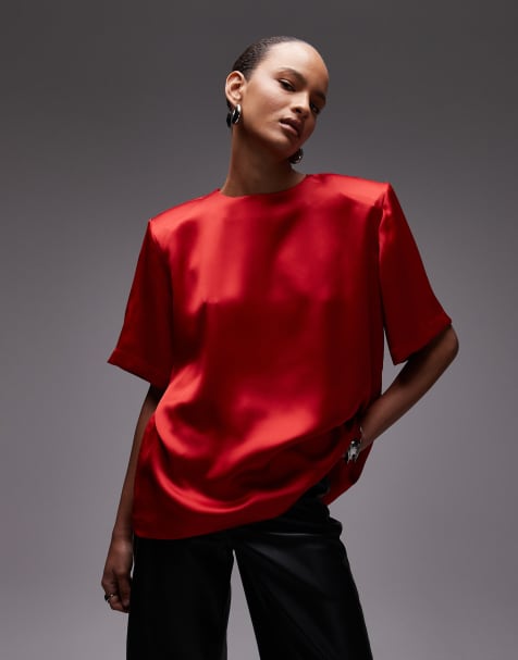 ASOS DESIGN – Oversize-T-Shirt in Rot aus Satin mit Schulterpolstern - view 1