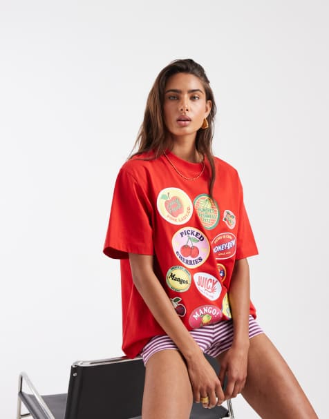 ASOS DESIGN – Oversize-T-Shirt in Rot mit Früchte-Stickerprints - view 1
