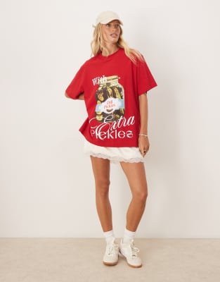 ASOS DESIGN - Oversize-T-Shirt in Rot mit „Pickle"-Print