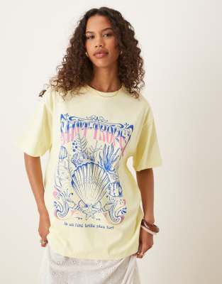 ASOS DESIGN - Oversize-T-Shirt in sanftem Gelb mit „Saint-Tropez"-Grafik