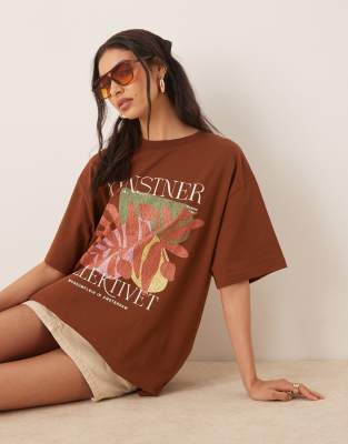 ASOS DESIGN - Oversize-T-Shirt in Schokobraun mit Kunst-Print