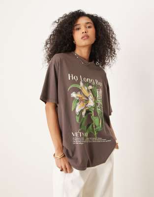 ASOS DESIGN - Oversize-T-Shirt in Schokobraun mit Vietnam-Blumen-Grafik