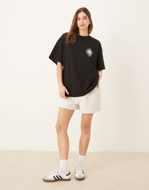 ASOS DESIGN – Oversize-T-Shirt in Schwarz mit Blumenprint auf dem Rücken, 2 von 4