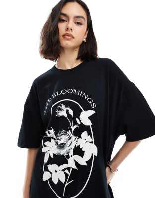 ASOS DESIGN - Oversize-T-Shirt in Schwarz mit Blütengrafik