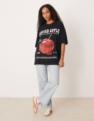 ASOS DESIGN - Oversize-T-Shirt in Schwarz mit „Candied Apple"-Grafikprint