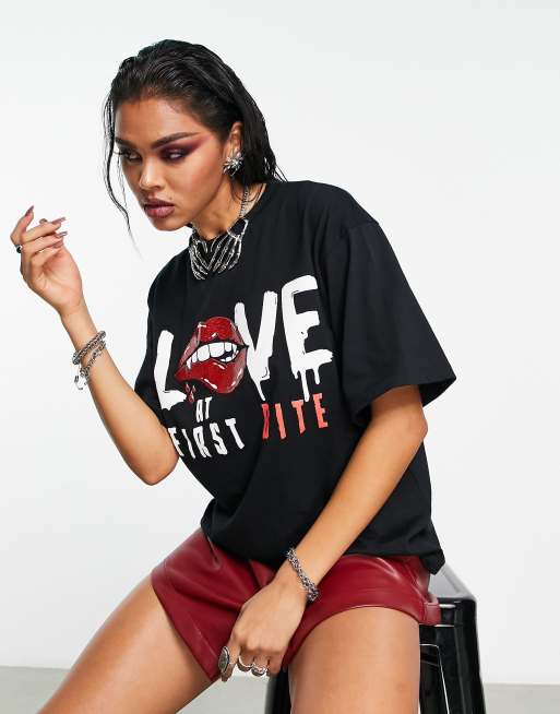 ASOS DESIGN – Oversize-T-Shirt in Schwarz mit „Love At First Bite“-Text- und glitzerndem Lippenprint