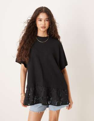 ASOS DESIGN - Oversize-T-Shirt in Schwarz mit Raglanärmeln und Spitzendetail am Saum