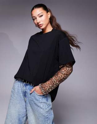 ASOS DESIGN - Oversize-T-Shirt in Schwarz mit Spitzenärmeln mit Leopardenmuster