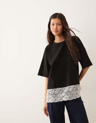 ASOS DESIGN - Oversize-T-Shirt in Schwarz-Weiß mit breiter Spitzenbordüre unterlegt