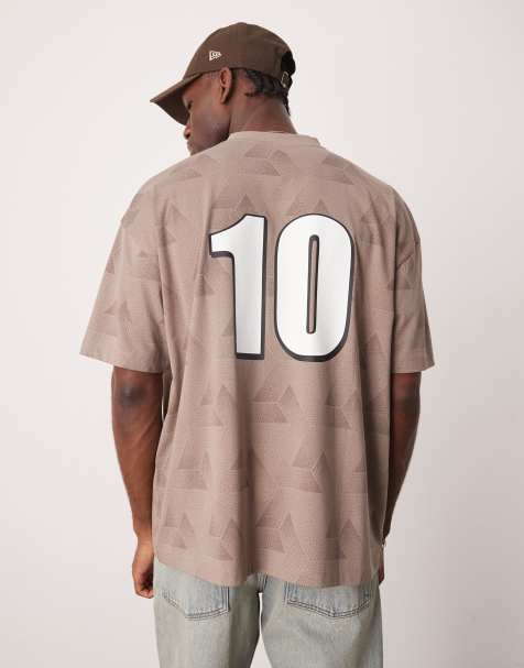 ASOS DESIGN – Oversize-T-Shirt in Steinbeige mit V-Ausschnitt und Sport-Print - view 1