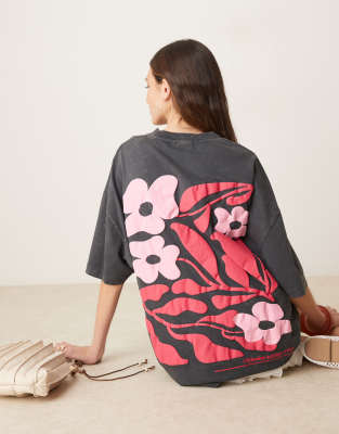 ASOS DESIGN - Oversize-T-Shirt in verwaschenem Anthrazit mit floralem rosa Schaumprint-Grau