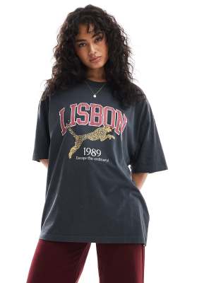 ASOS DESIGN - Oversize-T-Shirt in verwaschenem Anthrazit mit „Lisbon"-Grafik-Grau